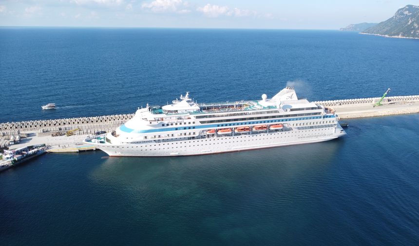 BARTIN'ın Amasra Limanı'na 71'inci kez yanaşan 'Astoria Grande' isimli kruvaziyer ile kente 997 Rus turist geldi. Böylece 2 yıl 10 ayda kruvaziyer ile Amasra'yı ziyaret eden Rus turist sayısı 88 bin 771 oldu.