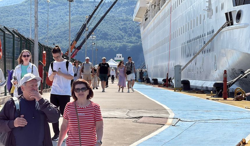 Rusya'dan 2 gün önce yola çıkan 'Astoria Grande' isimli kruvaziyer, bu sabah 997 yolcu ve 440 personelle Amasra Limanı'na yanaştı. 