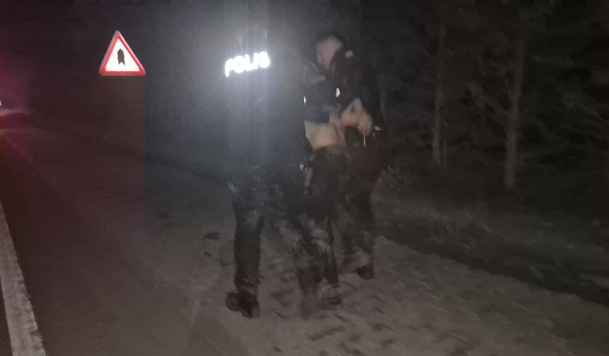 Peşinden koşan polislerle beraber bataklığa saplandı