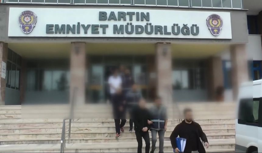 Bartın'da yaşayan A.S. isimli şahıs, kendisini polis olarak tanıtan şahısların kendisini 3 milyon TL tutarında dolandırdığını söyleyerek, ihbarda bulunmasının ardından Dolandırıcılık Bürosu polisleri harekete geçti.
Banka hesap hareketleri izlendi
Sahte polisler tarafından gerçekleştirilen nitelikli dolandırıcılık olayı ile ilgili çalışma başlatan ekipler, şüpheli şahısların banka hesap hareketlerini inceleyerek analiz etti.