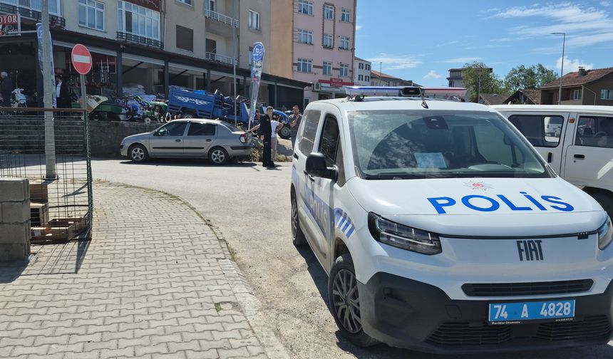 Bartın'da ters yola giren otomobil yolun karşısına geçmek isteyen 11 yaşındaki çocuğa çarptı. Feci kaza anların güvenlik kameramarına yansıdığı kazada yaralanan çocuk hastaneye kaldırıldı.
