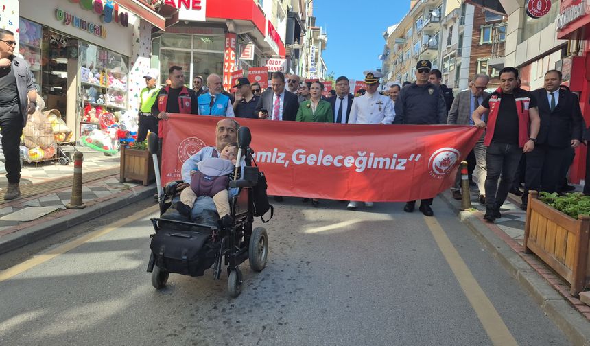 Bartın'da aile yılı nedeniyle Yukarıçarşı mevkisinden Cumhuriyet Meydanı'na kadar gerçekleşen yürüyüşe Bartın Valisi Nurtaç Arslan, Deniz ve Garnizon Komutanı Dz. Kd.Alb. Erkan Şahin, kamu kurumlarının müdürleri, polis ve askeri erkan, sivil toplum kuruluşları temsilcileri, çocuklar ve vatandaşlar katıldı. Yürüyüşün ardından konuşan Vali Nurtaç Arslan, ailenin önemine dikkat çekti. 
