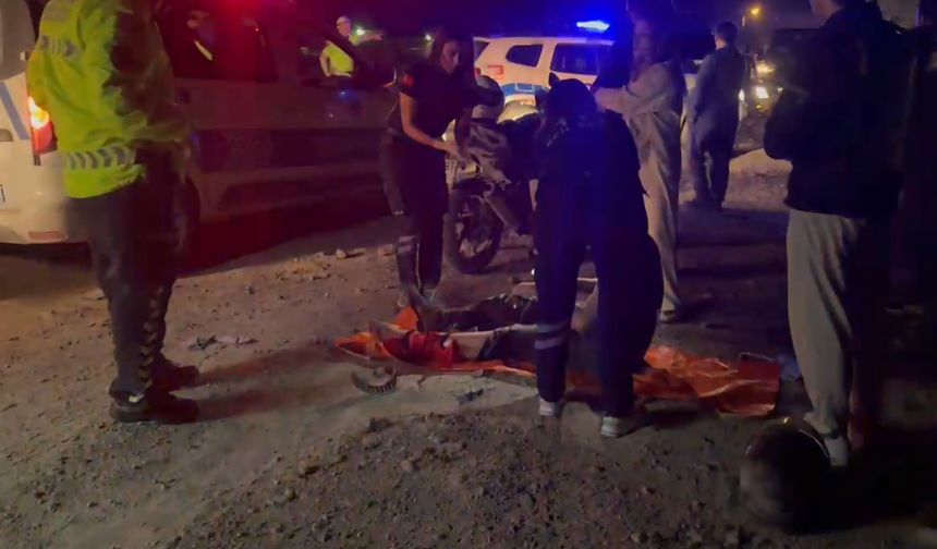 Kaza yapan motosikletin sürücüsü 50 metre sürüklendi