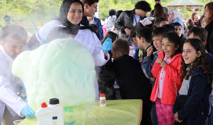 Bartın Üniversitesi (BARÜ) Eğitim Fakültesinin birlik, dayanışma ve aidiyet duygusunu pekiştiren önemli bir geleneği olarak “11. Geleneksel Öğretmenim Şenliği” düzenlendi. 