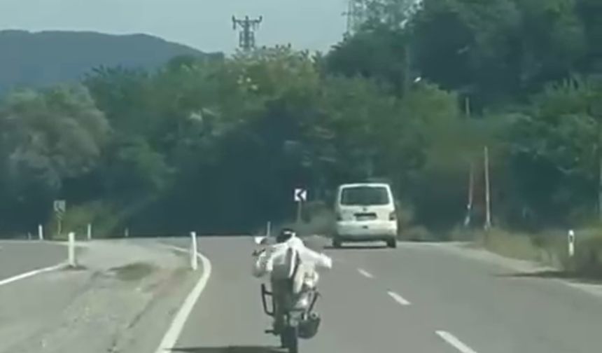 Bartın-Karabük kara yolunun Muratbey köyü mevkisinde bir sürücünün motosikletinin üzerine yüzüstü yatarak ilerlediği anlar, cep telefonu kamerasıyla görüntülendi. 