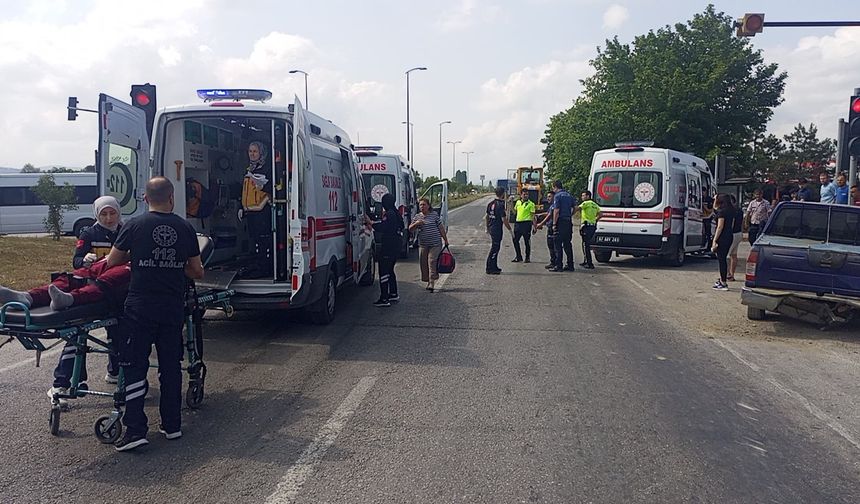 Ankara’ya hasta sevki yapan ambulansla otomobil çarpıştı