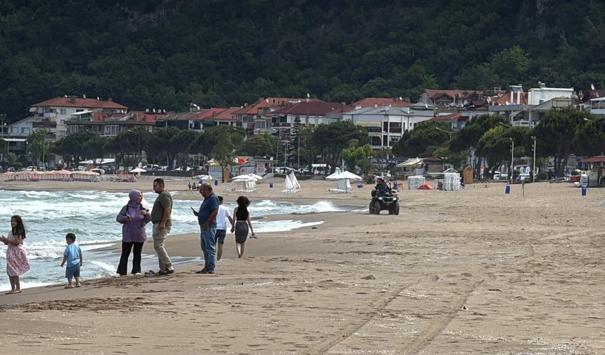 İnkumu’nda deniz mazot emici pedlerle temizlendi