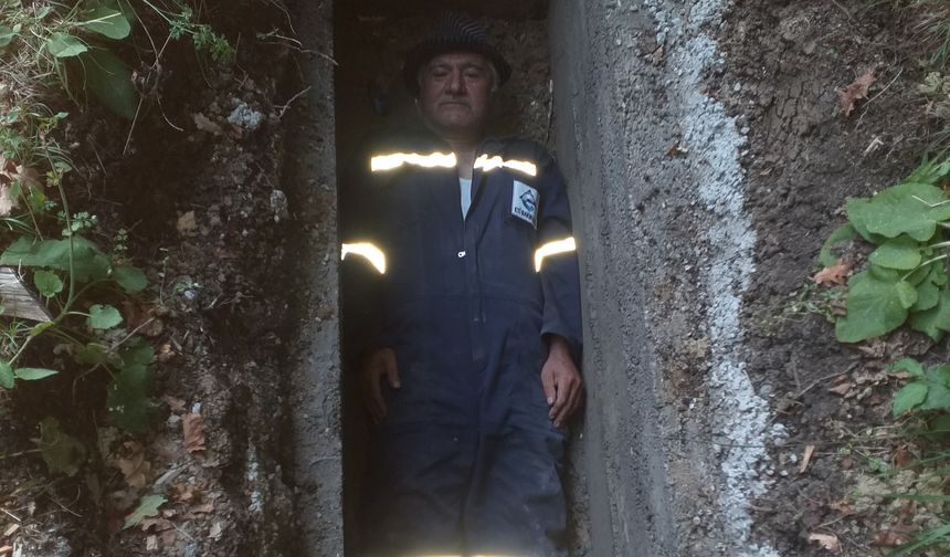 Rüyasında gördü, canlı canlı mezarına girdi