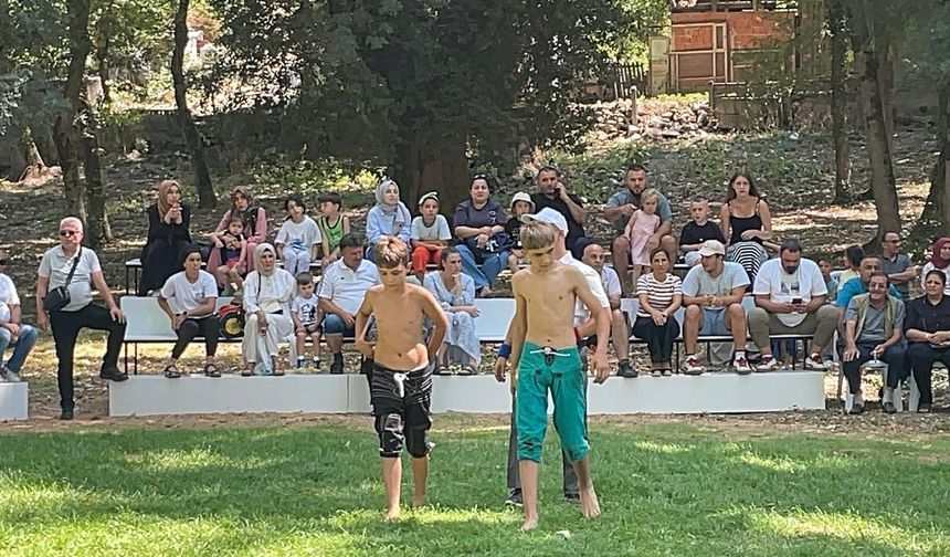 Sporcular güreşti, izleyiciler kan verdi