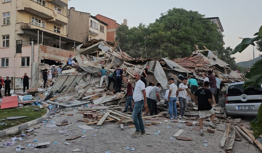 Balıkesir’de 6.1 büyüklüğünde deprem; yıkılan binalar var