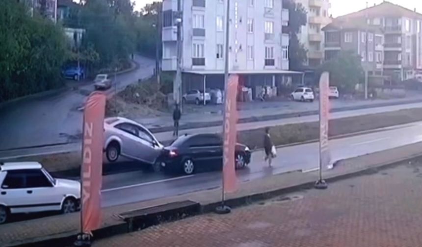 Yaya için duran otomobile, başka araç çarptı