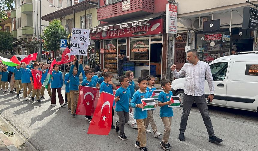 Kozcağız’da Minik Yüreklerden Filistin’e Destek Yürüyüşü
