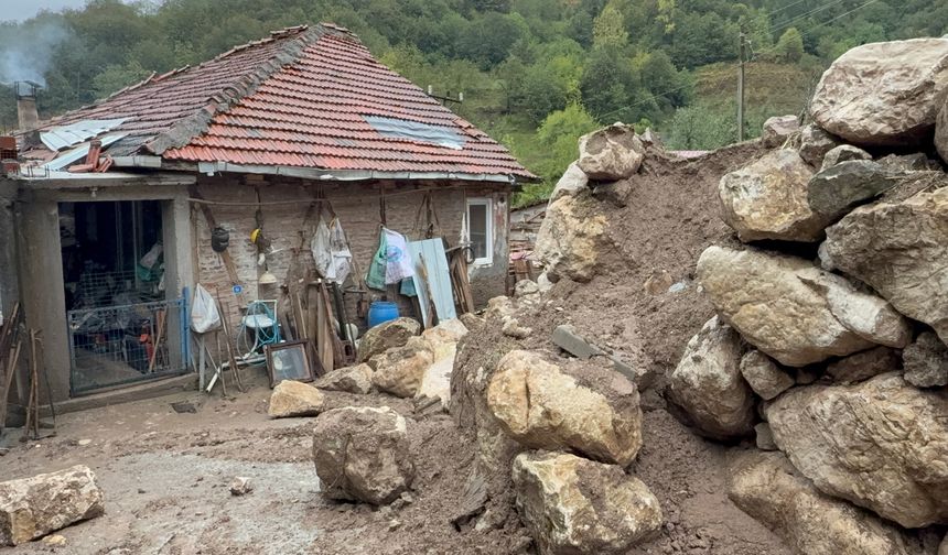 Bartın'da heyelan; 2 ev tahliye edildi