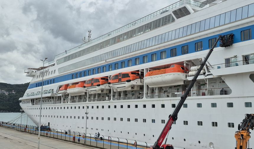 11 Katlı Astoria Grande’nin filikaları indirildi