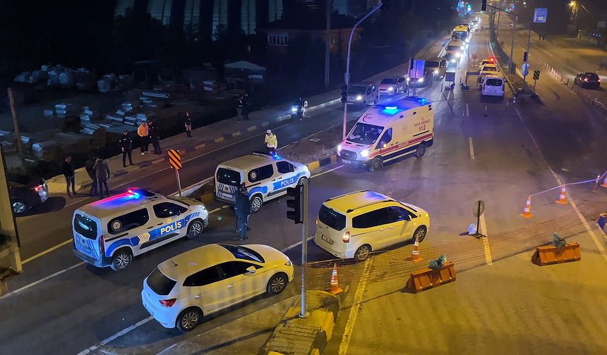 Uygulama yapan polise, araç çarptı