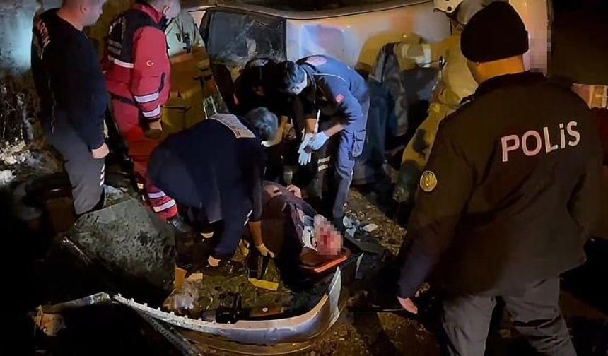 Takla atan otomobil sürücüsü araçta sıkıştı