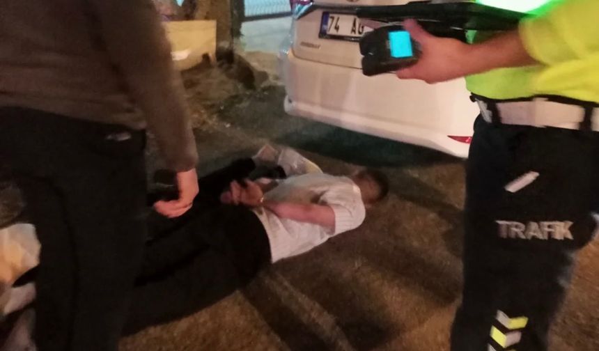 Sürücüsünün ‘dur’ ihtarına uymadığı otomobil polise çarptı