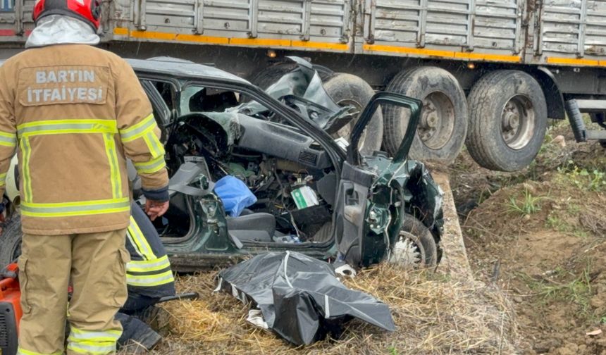 Karşı şeride geçen TIR'la çarpışan otomobildeki çift öldü