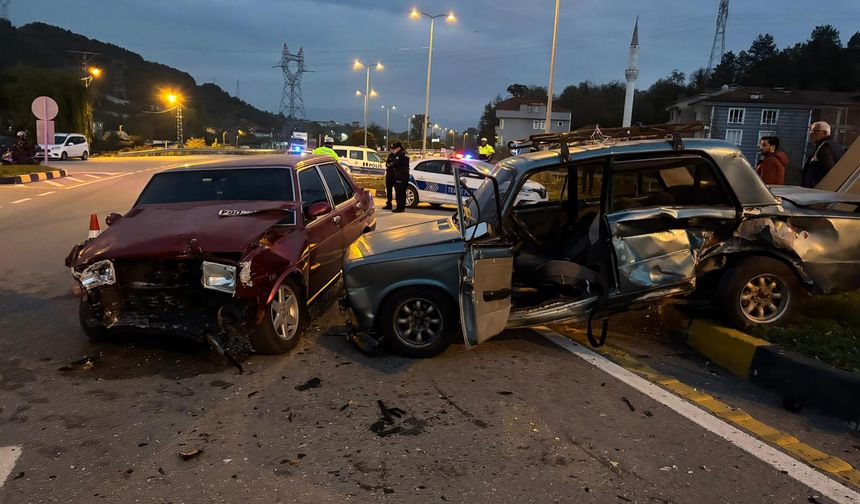 Bartın'da kavşakta iki otomobil çarpıştı: 6 yaralı