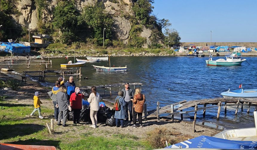 Bartın’da 2 saatte 30 poşet çöp toplandı