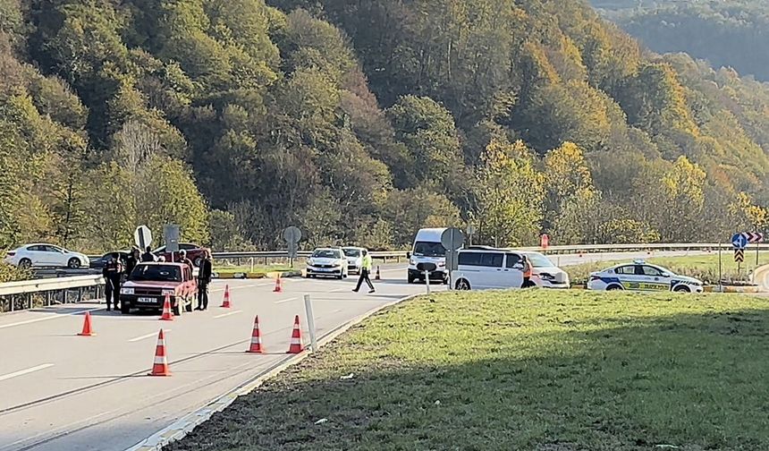 Yolcu minibüsü ve otomobil çarpıştı: 2 yaralı