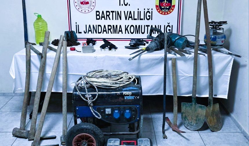 Ormanda kaçak kazı yapan define avcılarına suçüstü:2 gözaltı