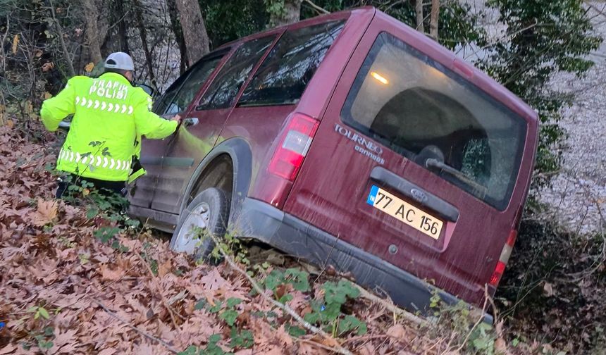 Kontrolden Çıkan Otomobil Ağaca Çarptı: Sürücü Yaralı