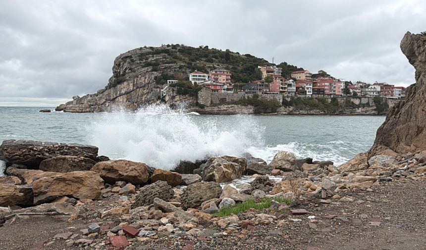Amasra'da fırtına; dalga boyu 3 metreye ulaştı