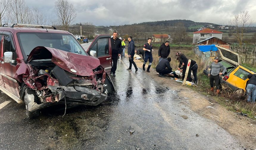 Hafif ticari araç ile otomobil çarpıştı: 2’si çocuk, 6 yaralı