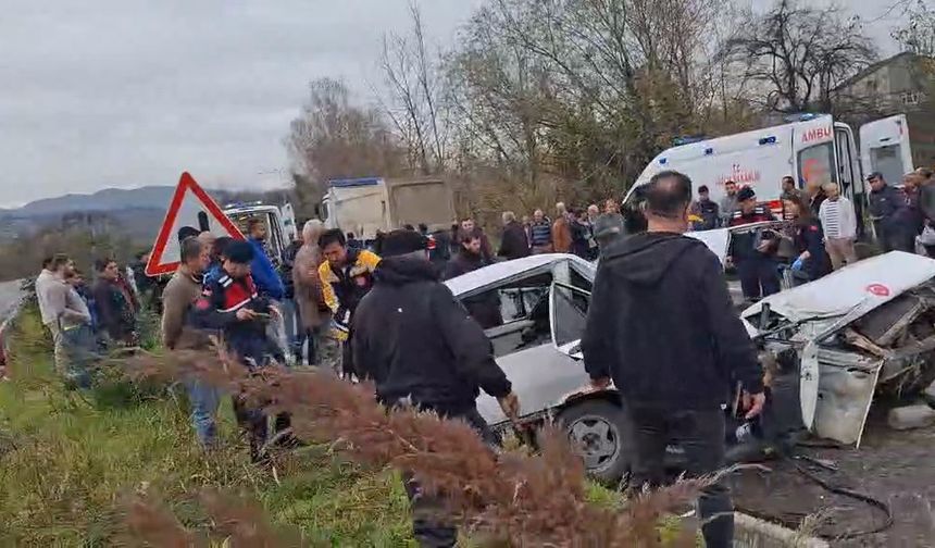 Kamyona çarpan otomobil hurdaya döndü: 2 ölü, 1 yaralı