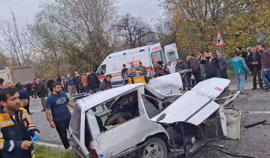 Kamyona çarpan otomobilde ölü sayısı 2'ye çıktı