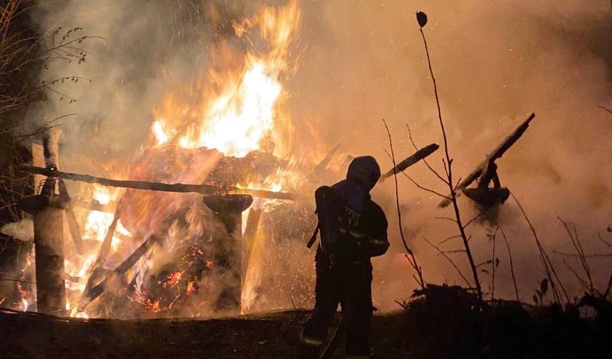 Baca Kıvılcımı Ahır ve Odunluğu Küle Çevirdi