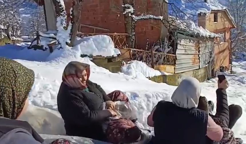 Bartın’da köylülerin naylon poşetle kar keyfi