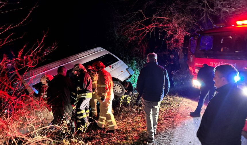 Bartın'da minibüs şarampole yuvarlandı; 4 yaralı