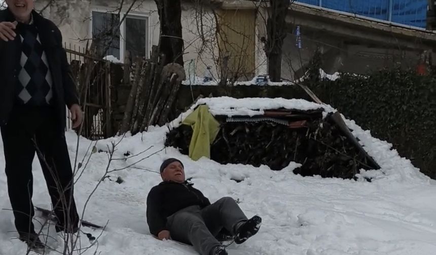 Köylülerin kar keyfi; naylon poşet ve tepsilerle kaydılar