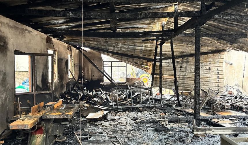 Yanan mobilya atölyesinde hasar büyük
