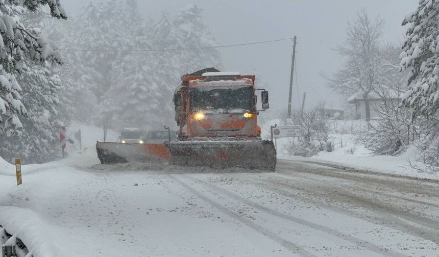 Bartın'da karla mücadele çalışmaları devam ediyor