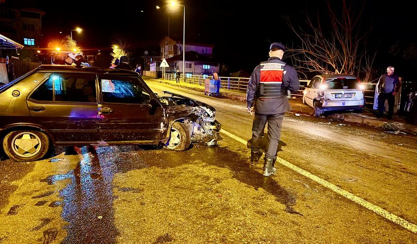 Kontrolden Çıktı, Park Halindeki Araca Çarptı: 3 yaralı