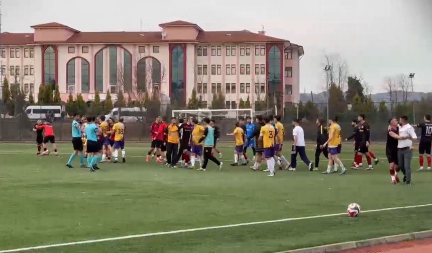 Amatör maçta saha karıştı: 1 yaralı, 11 Kırmızı Kart