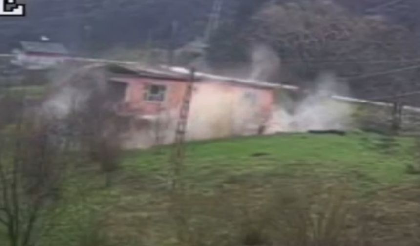 Heyelan nedeniyle 2 katlı ev çöktü; o anlar kamerada