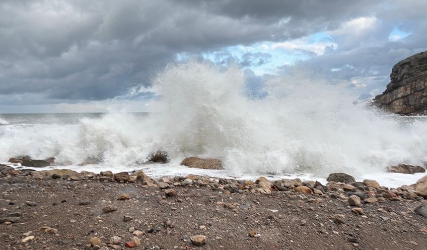 Amasra'da fırtına; dalgalar kaldırım taşlarını söktü