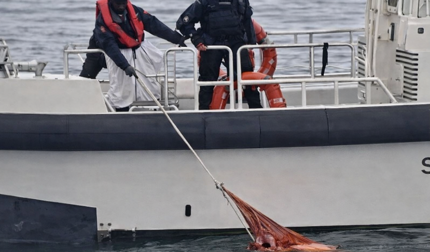 Denizde hareketsiz halde bulunan kadın hastaneye kaldırıldı