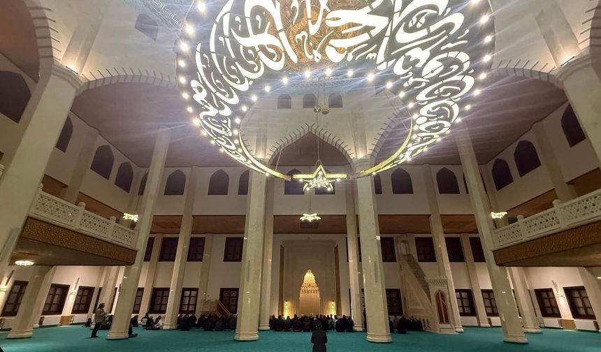 Fatih Sultan Mehmet Camii’nde İlk Teravih Heyecanı