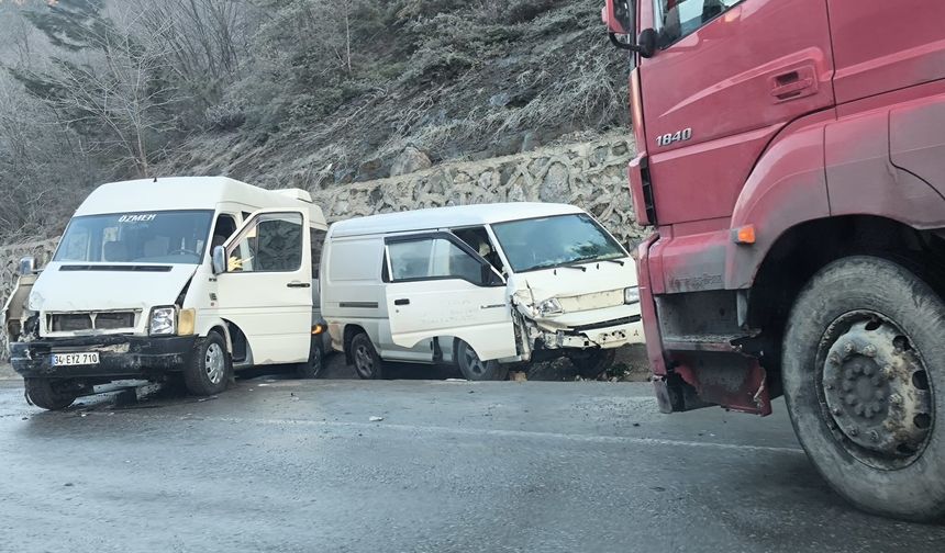Ankara Yolu buzlanma edeniyle savaş alanına döndü: 10 yaralı