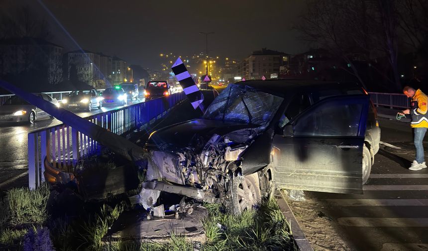 Suv Araç Köprü  Korkuluklarına Çarptı: 2 Yaralı
