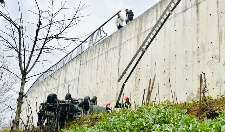 Kayganlaşan yolda istinat duvarından uçtu; 1 yaralı