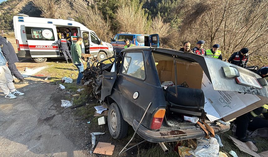Kamyon ile otomobil çarpıştı: 2 ölü, 4 yaralı