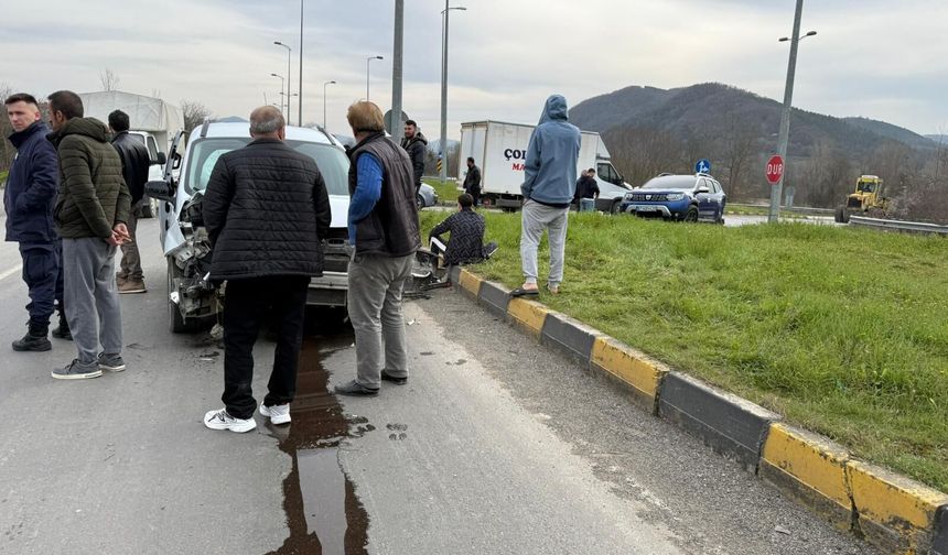 Akçamescit Kavşağı’nda Yine Kaza: Vatandaş Işık İstiyor