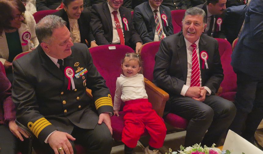 Annesinin elinden kurtulan minik, Vali’nin koltuğuna oturdu