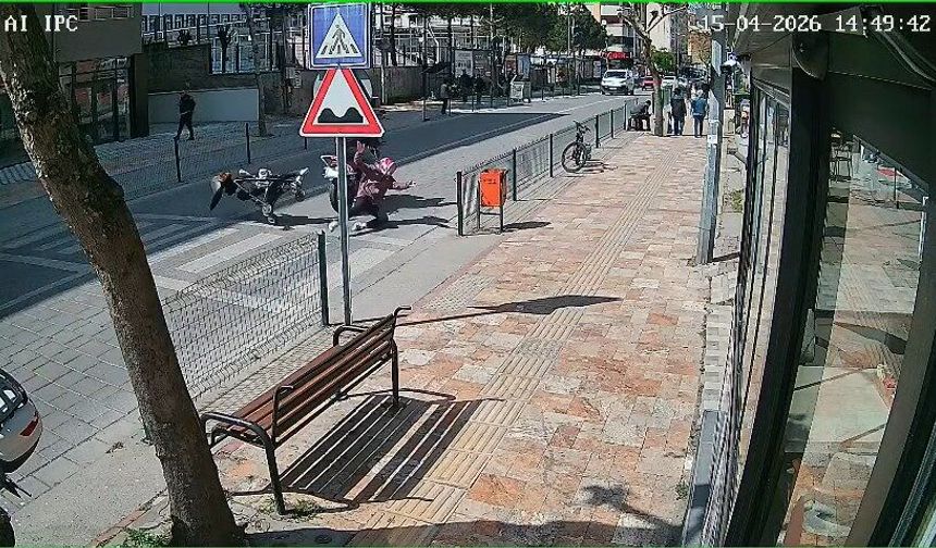 Anne ve bebeğine motosikletin çarptığı kaza kamerada